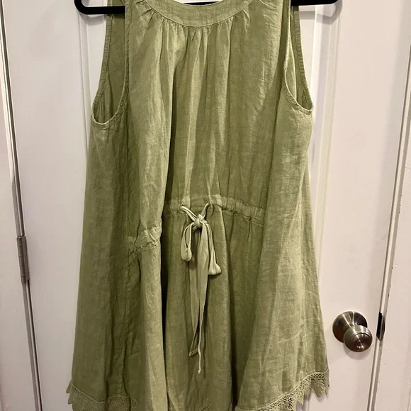 Sleeveless Green Tunic with Lace Trim - Picture 2 of 3
